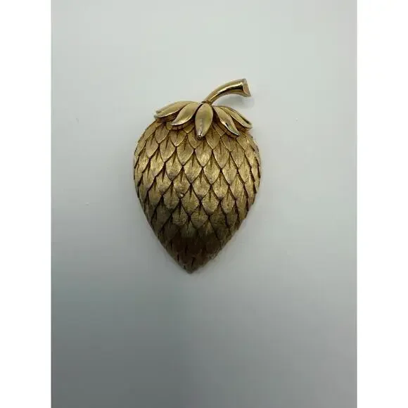 Vintage Signed Crown TRIFARI Brushed Textured Gold Tone STRAWBERRY Pin Brooch - Picture 2 of 6